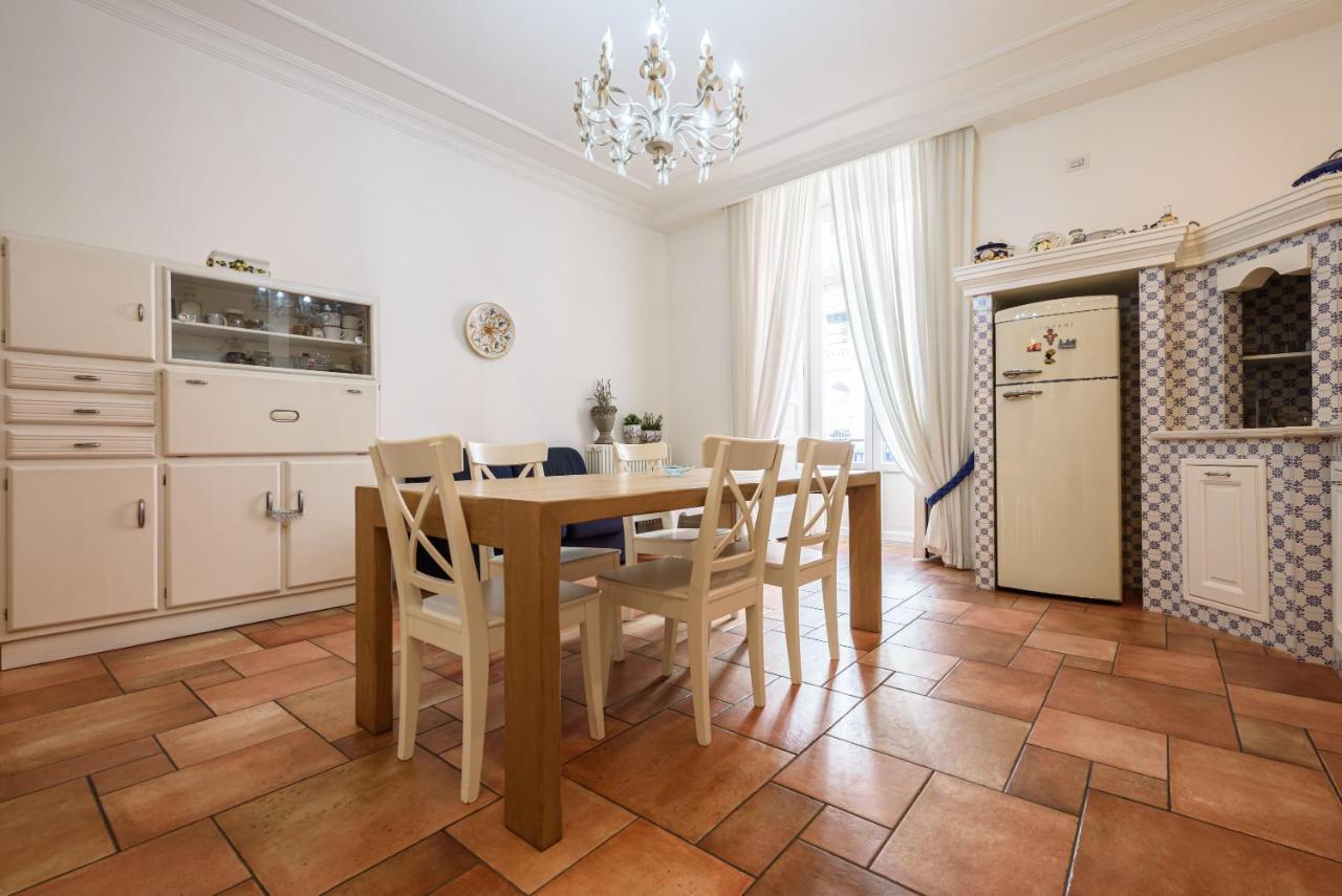 Palazzo Dello Spagnolo Suite Наполи Екстериор снимка