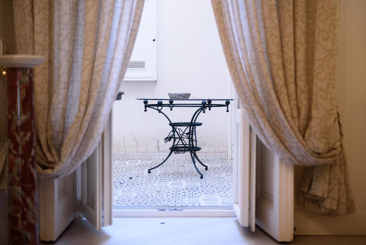 Palazzo Dello Spagnolo Suite Наполи Екстериор снимка